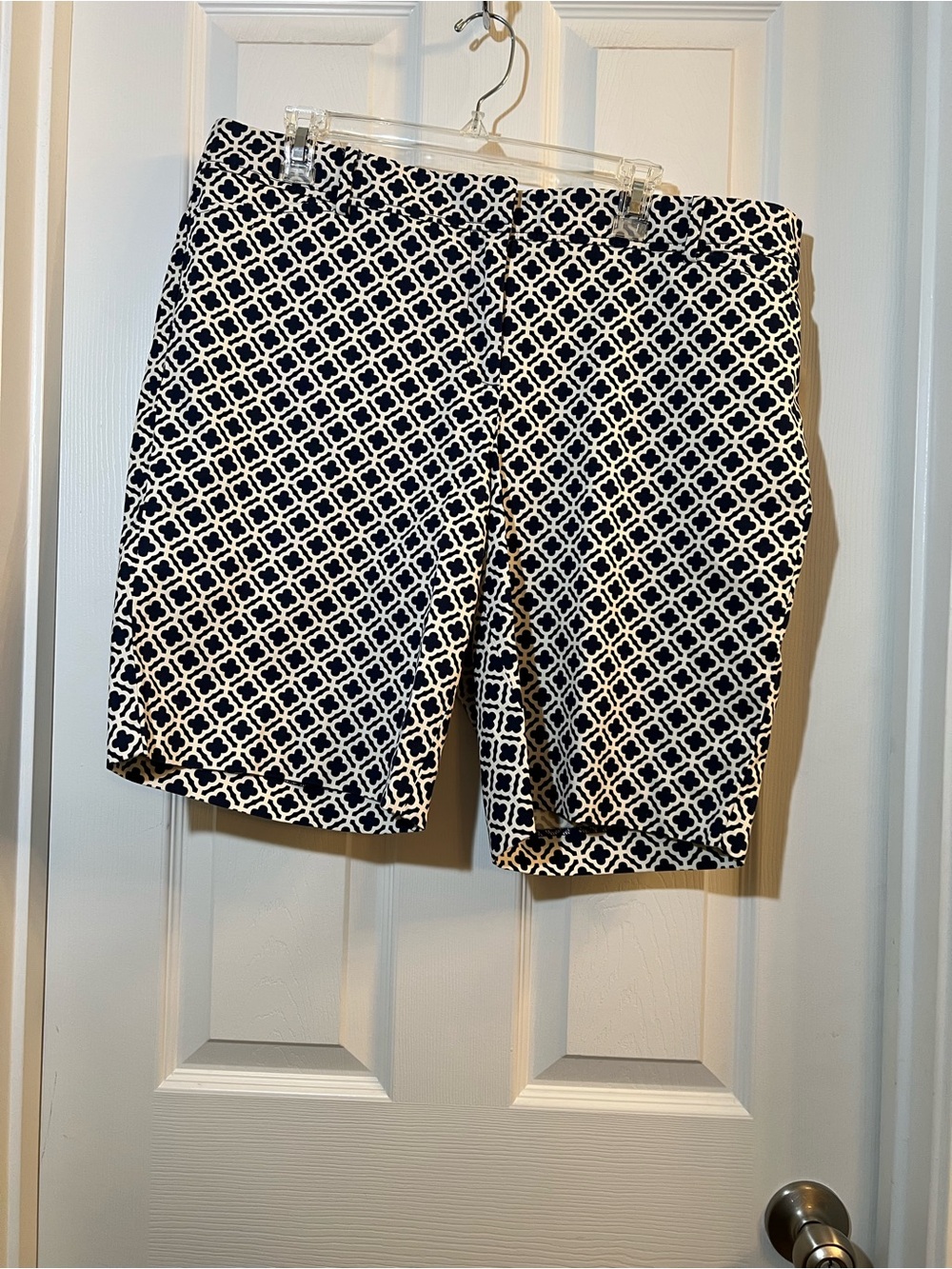 🦋 NWT Talbots Navy and White Geometric Bermuda Shorts 16p